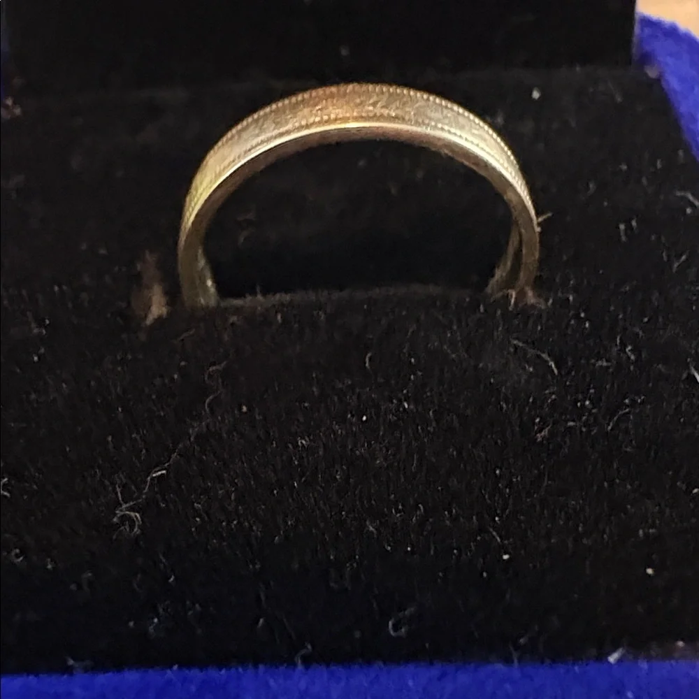 Gold wedding band with migraine edge detail size 5 1/5 - Picture 2 of 6